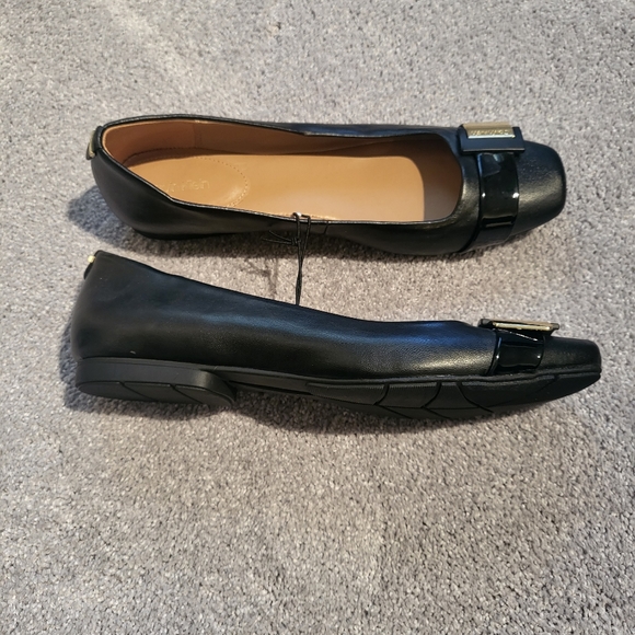 CALVIN KLEIN BLACK LEATHER FRONT BUCKLE FLAT SHOES 10 New - Picture 2 of 4